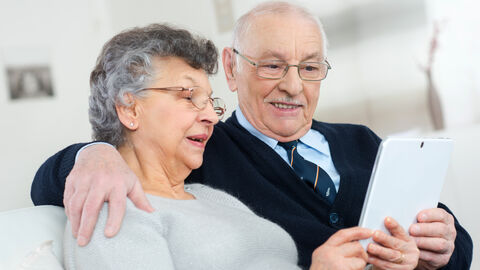 Renter-Paar mit Tablet