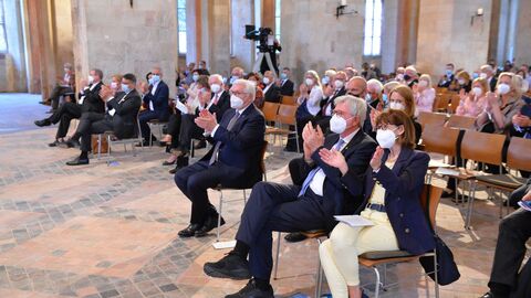 Die Besucherinnen und Besucher des Benefizkonzerts applaudieren auf dem Rheingau Musik Festival 2021