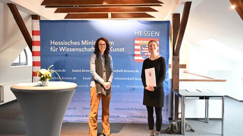 Kunst- und Kulturministerin Angela Dorn (l) mit Nachwuchs-Stipendiatin Marie Schwesinger