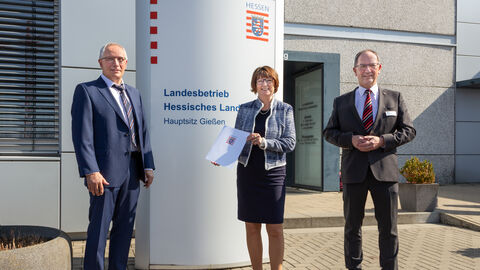 v. l. n. r.: Hartmut Römer, Direktor des Landeslabors; Priska Hinz, Umweltministerin; Dr. Christoph Ullrich, Regierungspräsident
