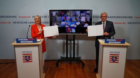 MInisterpräsident Volker Bouffier und MInisterin Kristina Sinemus präsentieren den Glasfaserpakt