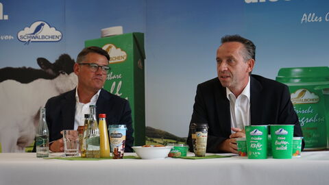 Ministerpräsident Boris Rhein beim Besuch der Schwälbchen Molkerei