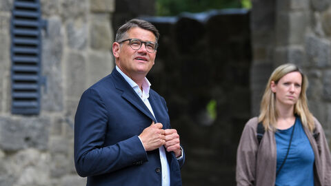 Ministerpräsident Boris Rhein betrachtet die Löwenburg in Kassel