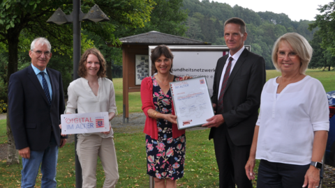 Staatssekretärin im hessischen Ministerium für Soziales und Integration Anne Janz mit Vertreter*Innen des Gesundheitsnetzwerkes PORT Willingen-Diemelsee und Bürgermeister Thomas Trachte.