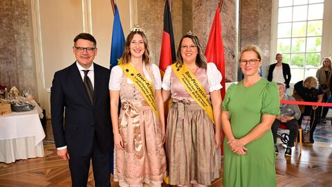 Ministerpräsident Boris Rhein mit seiner Frau Tanja Raab-Rhein und die 32. Lauterbacher Bierkönigin Laura mit Bierprinzessin Heidi; Laura Klinge und Heidi Schmidt.