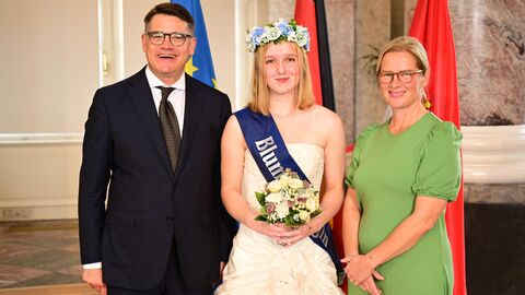 Ministerpräsident Boris Rhein mit seiner Frau Tanja Raab-Rhein und der Bad Wildunger Blumenkönigin Maria I.; Maria Gutheil.