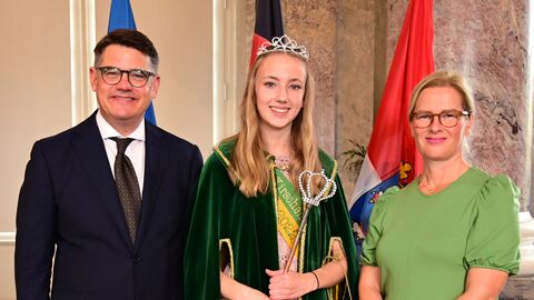 Ministerpräsident Boris Rhein mit seiner Frau Tanja Raab-Rhein und der Kirschkönigin Yessica I.; Yessica Celine Heuser.
