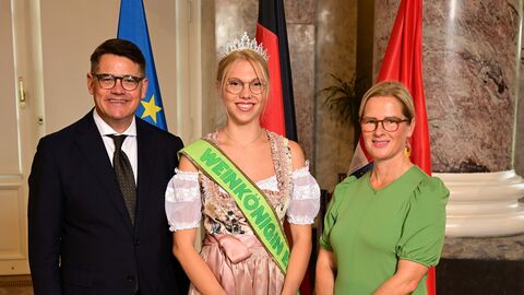 Ministerpräsident Boris Rhein mit seiner Frau Tanja Raab-Rhein und der Elbgrunder Weinkönigin; Helena Marie Krohn.