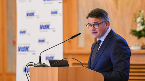 Hessens Ministerpräsident Boris Rhein hat bei der Feier zum 75-jährigen Bestehen des VdK Hessen-Thüringen dessen ehrenamtliches Engagement für Hilfebedürftige in der Gesellschaft gewürdigt.