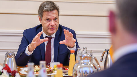 Der Bundesminister für Wirtschaft und Klimaschutz, Vizekanzler Dr. Robert Habeck, im Gespräch mit Ministerpräsident Boris Rhein