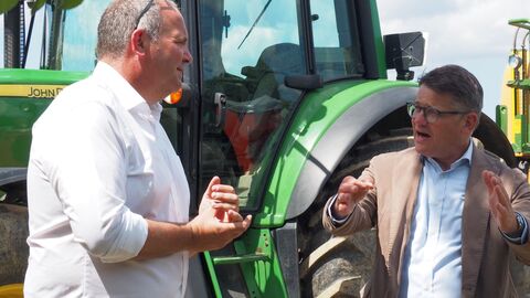 Ministerpräsident Rhein besucht ein Hoffest in Nieder-Erlenbach