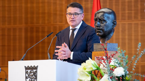 Ministerpräsident Boris Rhein bei der Verleihung der Wilhelm-Leuschner-Medaille Ministerpräsident Boris Rhein bei der Verleihung der Wilhelm-Leuschner-Medaille