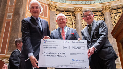 Gruppenfot mit Ministerpräsident Boris Rhein beim Adventskonzert