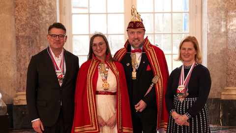 Ministerpräsident Boris Rhein und seine Frau Tanja Raab-Rhein empfangen im Schloss Biebrich in Wiesbaden hessische Fastnachtsvereine