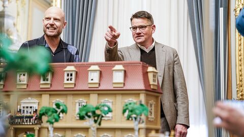 Ministerpräsident Boris Rhein und Künstler Oliver Schaffer