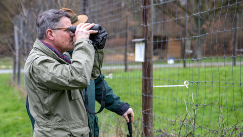Ministerpräsident Boris Rhein hat den Tiergarten Weilburg besucht und sich dort u.a. über das Angebot des Wildparks informiert.