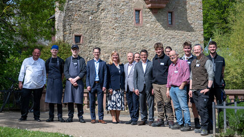 Aktionswoche „Kabinett besucht Talente“ – Regierungschef schaut Auszubildenden in Schloss Vollrads über die Schulter.