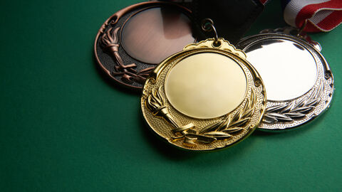 Gold-, Silber- und Bronzemedaille mit Bändern. Auszeichnung für den ersten, zweiten und dritten Platz im Wettbewerb. Preis für den Champion. grüner Hintergrund