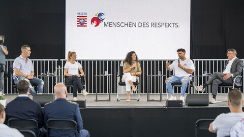 Christoph Grüne, Julia Boike und Younes Zarou haben mit Moderatorin Evren Gezer und Ministerpräsident Boris Rhein über Respekt im Alltag diskutiert.