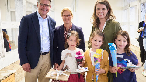 Ministerpräsident Boris Rhein und seine Frau Tanja Raab-Rhein mit Mehrlingen im Hessenpark in Neu-Anspach.