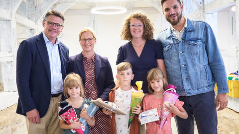 Ministerpräsident Boris Rhein und seine Frau Tanja Raab-Rhein mit Mehrlingen im Hessenpark in Neu-Anspach.
