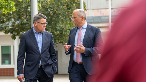 Ministerpräsident Boris Rhein und Justizminister Roman Poseck in Weiterstadt
