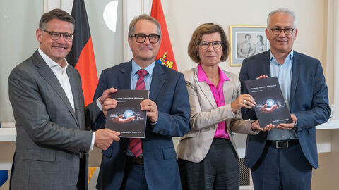 Ministerpräsident Boris Rhein und Wirtschaftsminister Tarek Al-Wazir präsentieren das Ergebnis des Zwischenberichts des Hessischen Zukunftsrates Wirtschaft in der Staatskanzlei in Wiesbaden