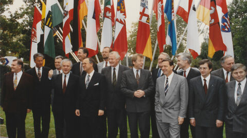 Die Ministerpräsidenten vor den Landesfahnen.