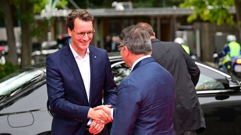 Vorfahrt von Ministerpräsident Hendrik Wüst (links) und Begrüßung durch den Hessischen Ministerpräsidenten Boris Rhein (rechts)