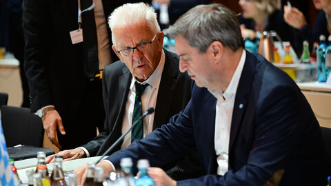 Zu Beginn der gemeinsamen Beratungen der Regierungschefinnen und Regierungschefs der Länder am Freitag im Festsaal des Gesellschaftshaus Palmengarten