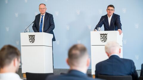 Ministerpräsident Boris Rhein steht rechts neben vor Ministerpräsident Stephan Weil bei einer Pressekonferenz