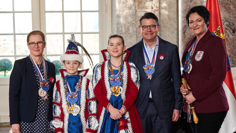 Ministerpräsident Boris Rhein und seine Frau Tanja Raab-Rhein empfangen im Schloss Biebrich in Wiesbaden Prinz Leonhard I. und Prinzessin Emilia I. mit Hofmarschall Maria vom Bommersheimer Carneval Verein 1987 e.V.; Leonhard Zeitz, Emilia Claus, Maria Dienst