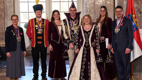 Ministerpräsident Boris Rhein und seine Frau Tanja Raab-Rhein empfangen im Schloss Biebrich in Wiesbaden Prinz Timo I. und Prinzessin Franzi I. mit den Hofdamen Jana und Steffi und Prinzengardist Vincent vom Carnevalverein „Germania" 03 Lollar e.V.; Timo und Franziska Liedtke, Jana Otto, Steffi Schwalm und Vincent Vogel. 
