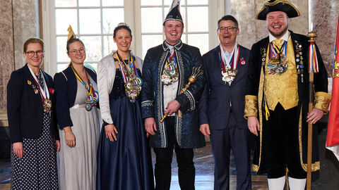 Ministerpräsident Boris Rhein und seine Frau Tanja Raab-Rhein empfangen im Schloss Biebrich Prinz Tim I., Prinzessin Carina I., Oberhofmarschall Jan-Philipp und Hofdame Lisa vom Niddaer Carneval Verein 1950 e.V.;  Tim Walker, Carina God, Jan-Philipp Repp, Lisa Gutmann