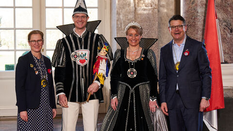 Ministerpräsident Boris Rhein und seine Frau Tanja Raab-Rhein empfangen im Schloss Biebrich Prinz Norman I. und Prinzessin Claudia II. von der Karneval-Gesellschaft 1937 Egelsbach e.V.; Norman und Claudia Rüster