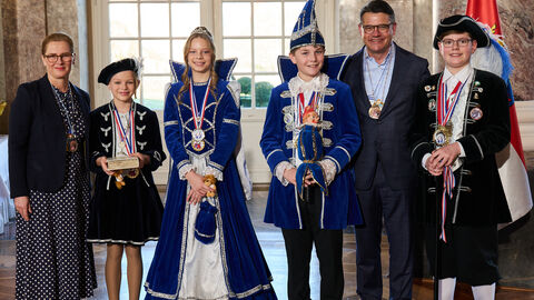 Ministerpräsident Boris Rhein und seine Frau Tanja Raab-Rhein empfangen im Schloss Biebrich in Wiesbaden mit Kinderprinz Felix I. und Kinderprinzessin Luise I. mit Hofmarschall Moritz und Pagin Antonia von der Karnevalistische Vereinigung Grünberg 1927 e.V.; Felix Skill, Luise Riedmann, Moritz Mienon, Antonia Michel