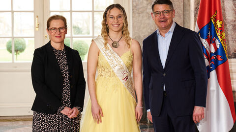 Ministerpräsident Boris Rhein empfängt gemeinsam mit seiner Frau Tanja Raab-Rhein die Sonnenbotschafterin Charlotte I. aus Bürstadt im Wiesbadener Schloss Biebrich; Charlotte Heidereich.