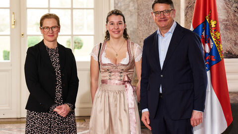 Ministerpräsident Boris Rhein empfängt gemeinsam mit seiner Frau Tanja Raab-Rhein die Hattenheimer Weinprinzessin Tita Klose im Wiesbadener Schloss Biebrich.