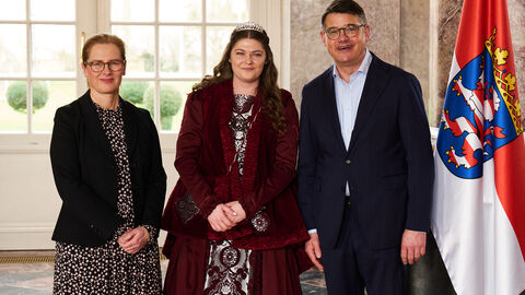 Ministerpräsident Boris Rhein empfängt gemeinsam mit seiner Frau Tanja Raab-Rhein die Darmstädter Glühweinprinzessin Laura im Wiesbadener Schloss Biebrich; Laura Winkler.