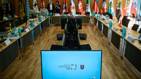 Runder Tisch mit Monitor