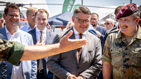 Hessentag 2025 Ministerpräsident Boris Rhein in einer Gruppe von Menschen