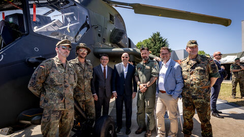 Hessentag 2025 Ministerpräsident Boris Rhein vor einem Hubschrauber