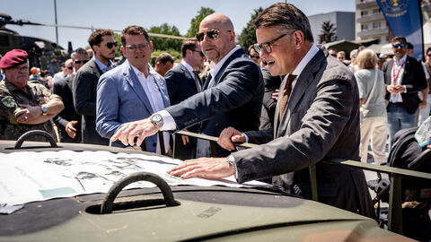 Hessentag 2025 Ministerpräsident Boris Rhein schaut auf eine Karte, die auf einer Motorhaube liegt.
