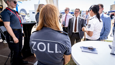 Hessentag 2025 Ministerpräsident Boris Rhein besucht Mitarbeiter des Zolls