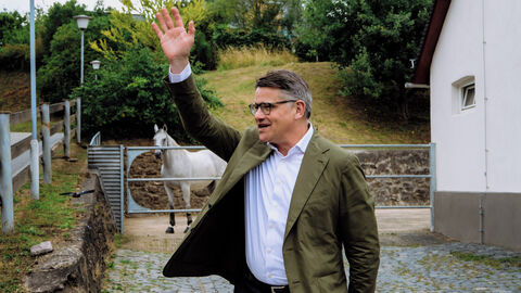 Ministerpräsident Boris Rhein während seines Besuchs des Hessischen Landgestüts Dillenburg