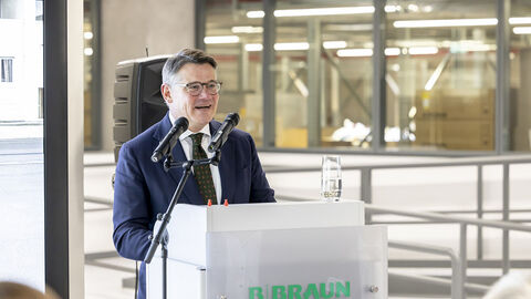 Ministerpräsident Boris Rhein hält eine Rede bei der Eröffnungsveranstaltung der neuen Fertigungsanlage der Firma B. Braun.