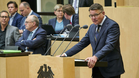 Ministerpräsident Boris Rhein steht an einem Rednerpult und spricht.