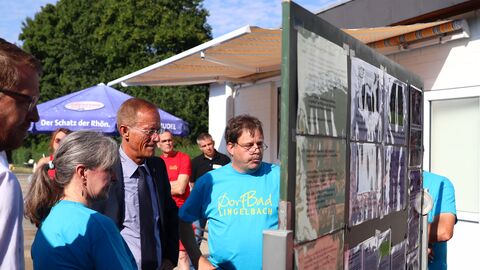 Staatsminister Wintermeyer beim Besuch des Dorfbads in Lingelbach