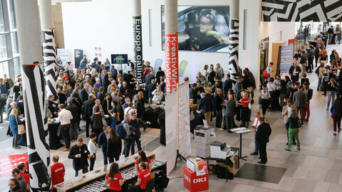 Kreativwirtschaftstag in Hessen - eine Halle voll mit Besucherinnen und Besuchern in Frankfurt