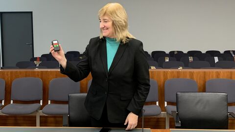Justizministerin Eva-Kühne Hörmann mit einem mobilen Alarmgerät